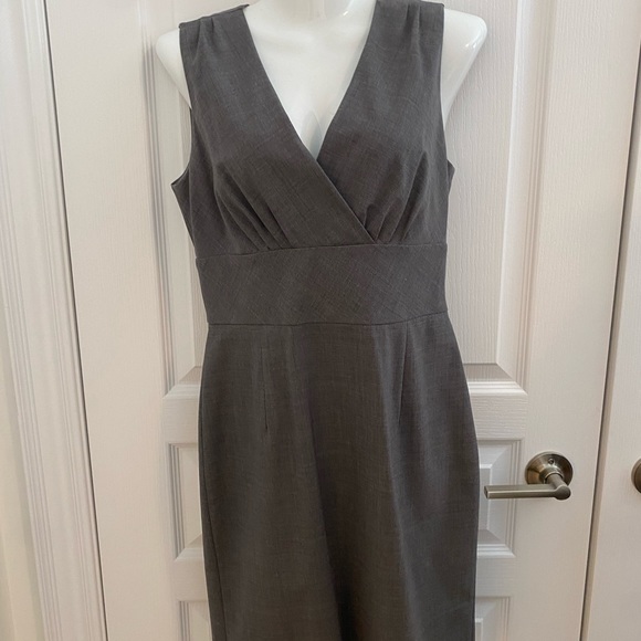 Banana Republic size 2 grey dress. Worn once. No stains, discolouration. - Picture 2 of 13